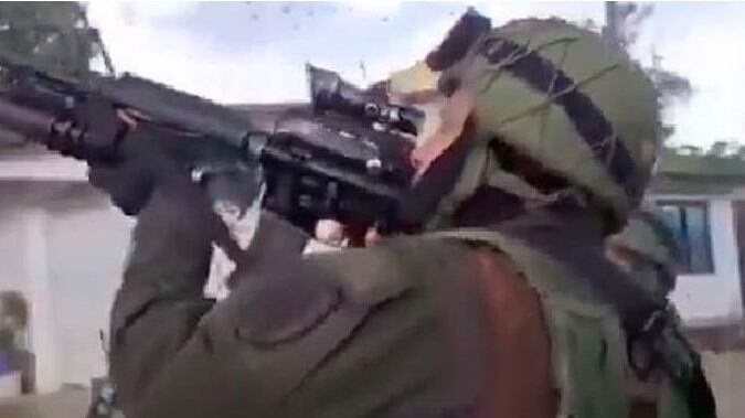 Foto de uniformado de la Policía que intenta derribar drones de disidencias de las Farc en Cajibío, Cauca..