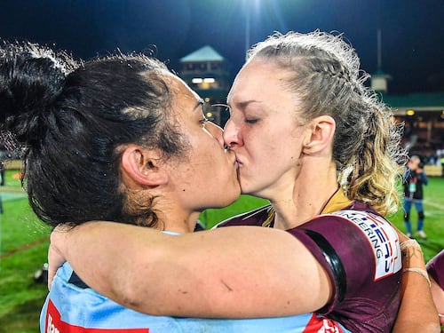 Beso de dos jugadoras de rugby desata la homofobia en internet