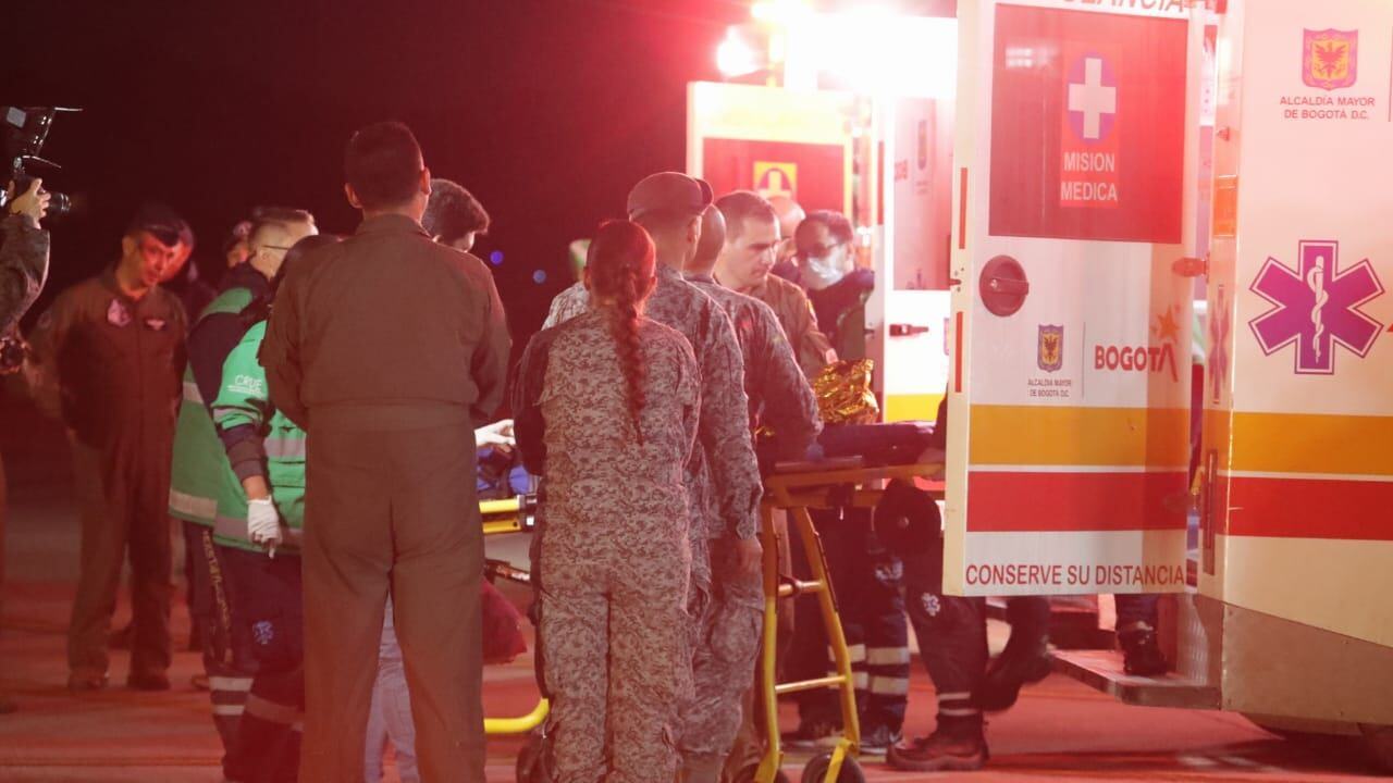 Autoridades indígenas y médicos de las Fuerzas Militares de Colombia reciben a los cuatro niños indígenas que pasaron 40 días perdidos en la selva entre el Guaviare y Caquetá