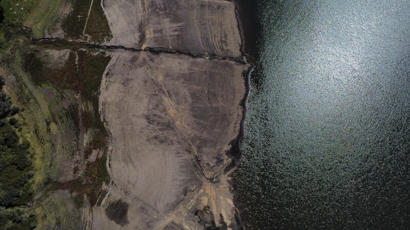 Detalle del bajo nivel de agua en el Embalse de San Rafael, en el municipio de La Calera, Cundinamarca, durante el ‘Fenómeno del Niño’ en abril de 2024