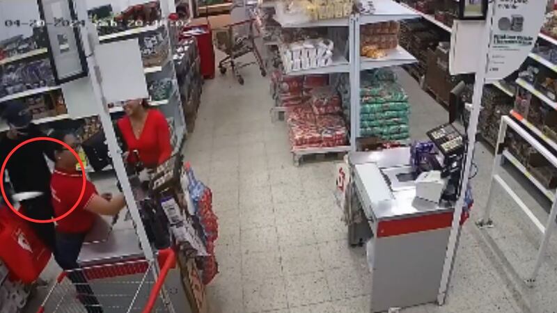 Un ladrón hirió con enorme cuchillo a cajera del D1 en Bogotá.