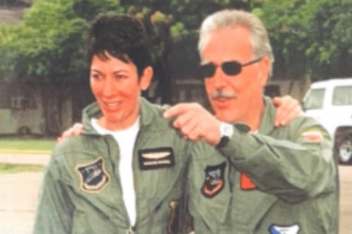 Imagen de Pastrana junto a Ghislaine Maxwell, expareja de Jeffrey Epstein, causa polémica
