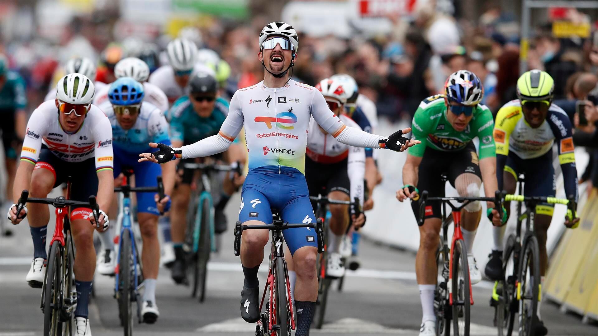 Un dramático final de la sexta etapa en la París-Niza impresionó a todos