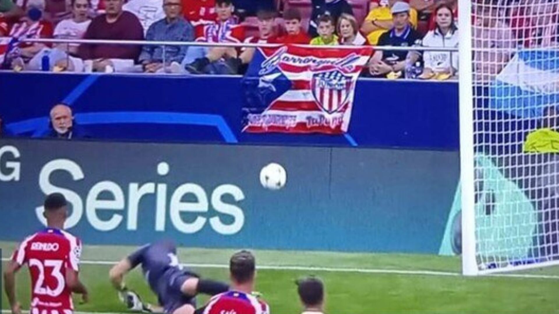 Escudo del Junior en partido de Atlético Madrid