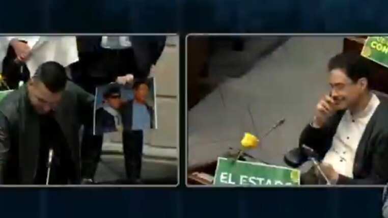 Foto de Jota Pe cuando mostró fotos de Iván Cepeda con Iván Márquez, Jesús Santrich, con Romaña y otros.