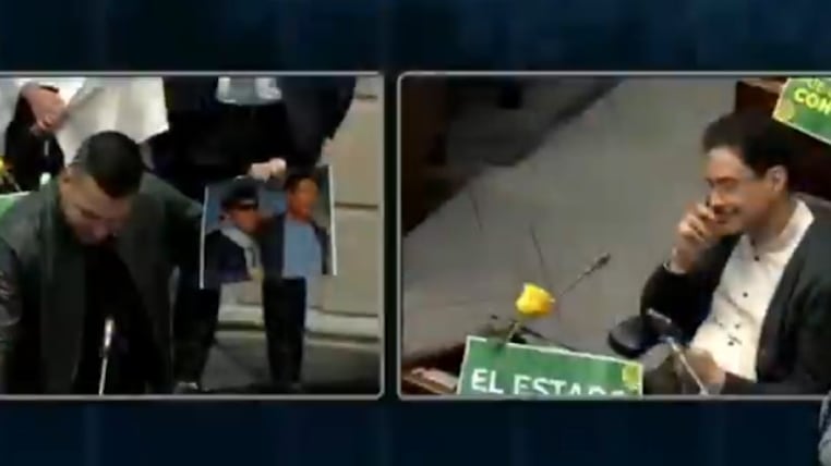 Foto de Jota Pe cuando mostró fotos de Iván Cepeda con Iván Márquez, Jesús Santrich, con Romaña y otros.