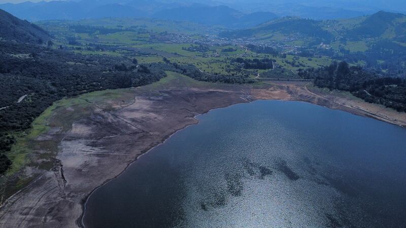 Detalle del bajo nivel de agua en el Embalse de San Rafael, en el municipio de La Calera, Cundinamarca, durante el ‘Fenómeno del Niño’ en abril de 2024