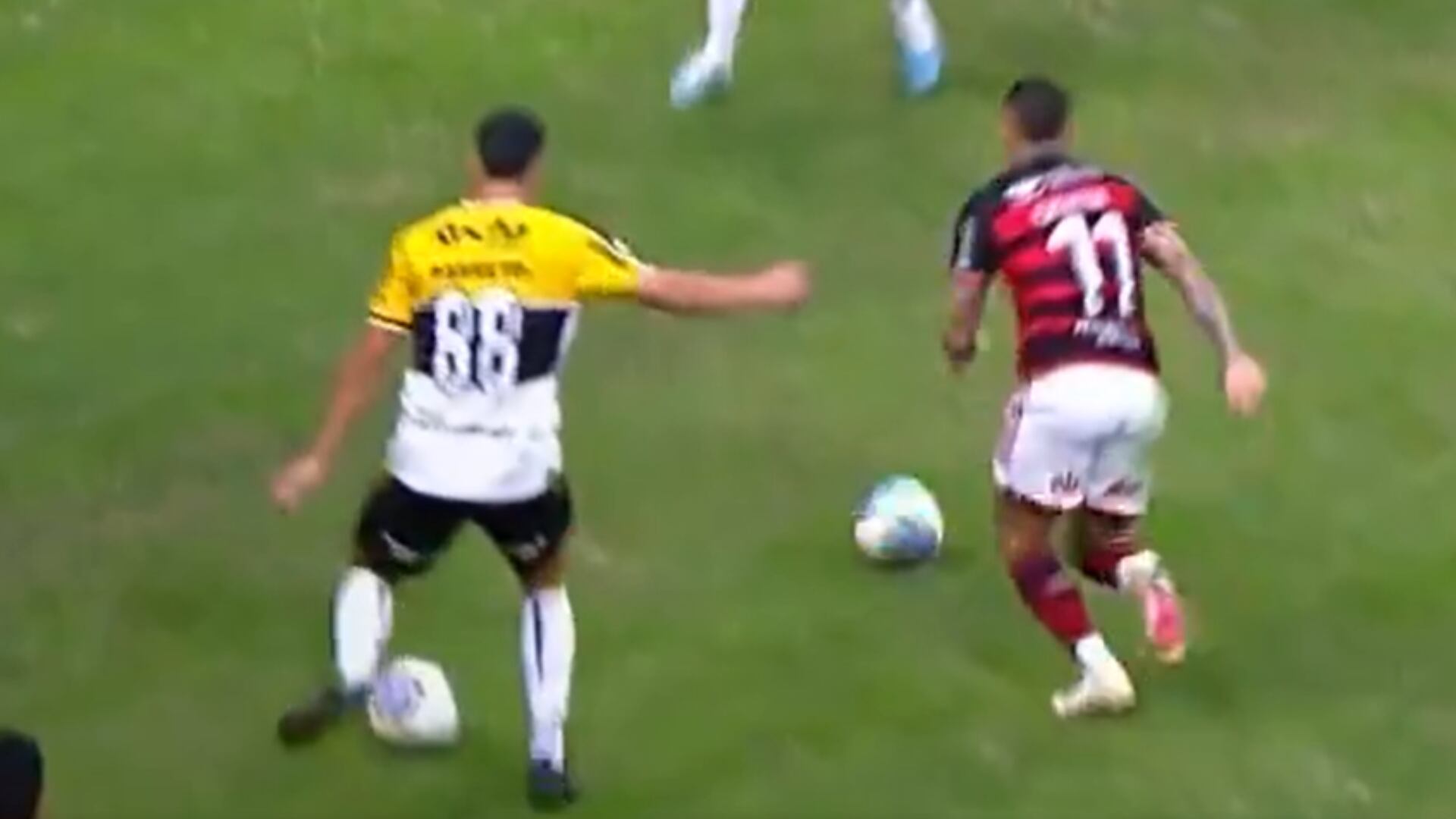 El penal más insólito de la historia fue porque un jugador ‘se hizo el vivo’ con un segundo balón