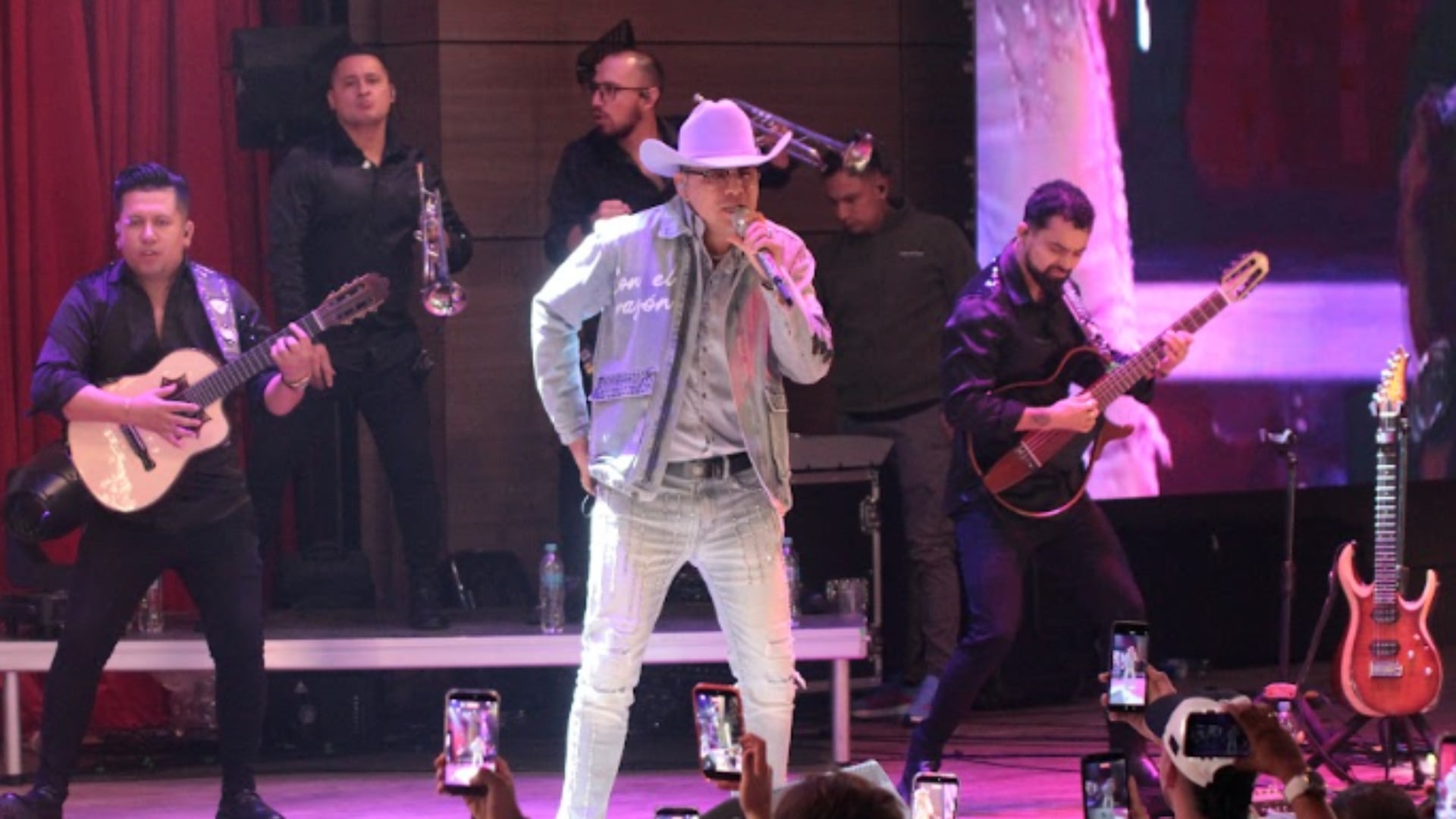 Yeison Jiménez en concierto en la ciudad de Cali.