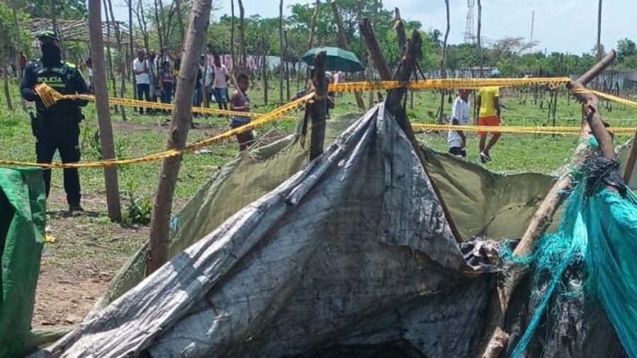 Foto comunidad desentierra cadáver de joven desaparecida y lo traslada a estación de Policía ante demora de la Fiscalía..