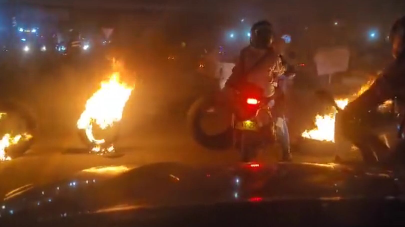 Quema de llantas en la Calle 13, manifestantes bloquean