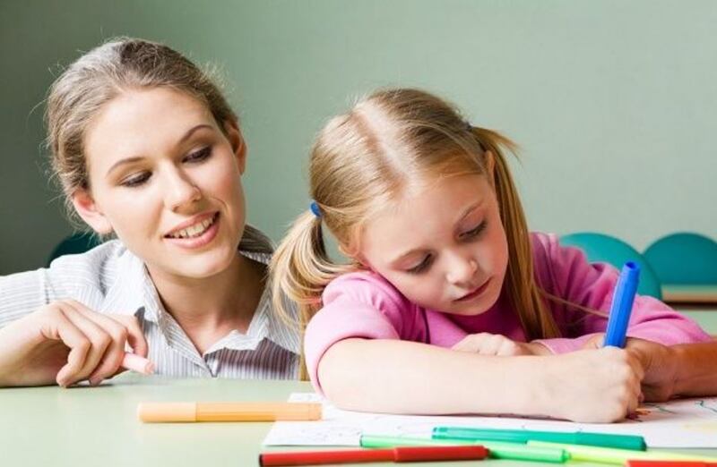 Educar a los niños a través de nuevas estrategias, ayudarán a tener un niño más feliz y una relación más estable. | Foto: Referencial