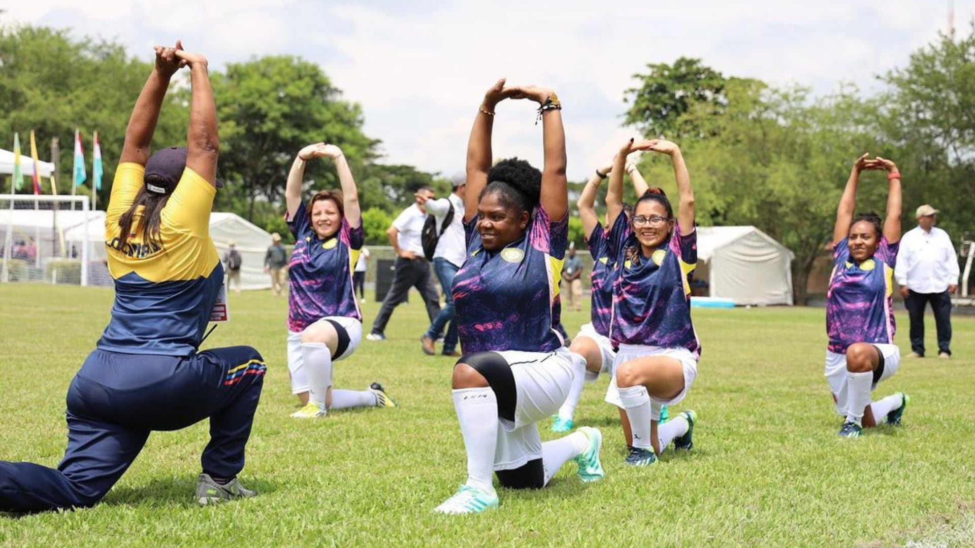 Francia Márquez jugando fútbol