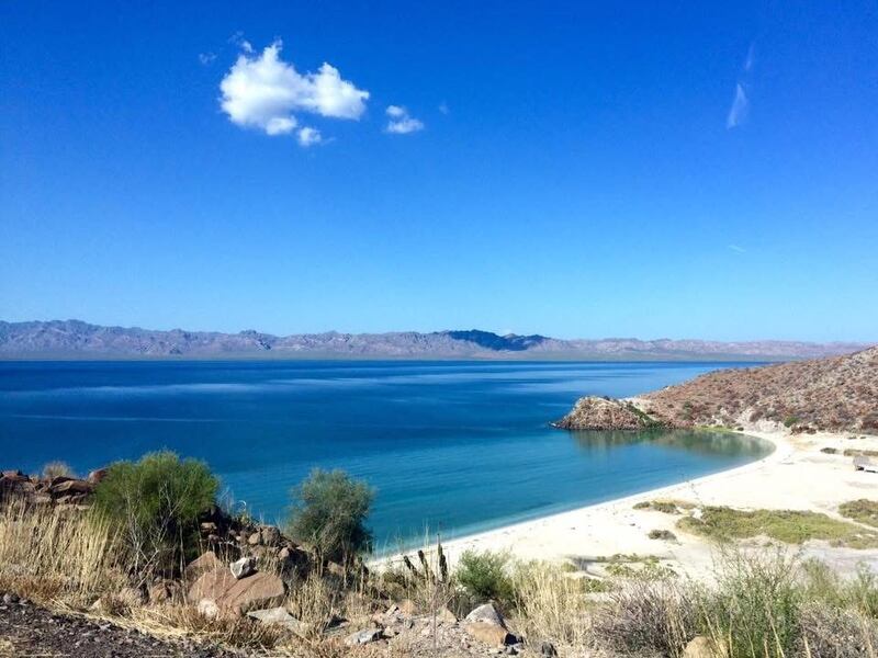 En sus alrededores se encuentran montañas, playas de arena blanca, paisajes desérticos y actividades de aventura que le inyectan un toque de adrenalina a la tranquilidad de su nombre. Foto: Said Pulido.