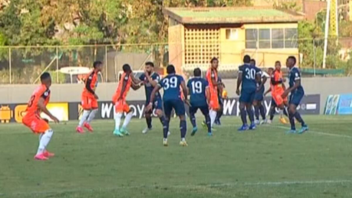 Michel Acosta le metió un cachetadón a un rival en el final del partido