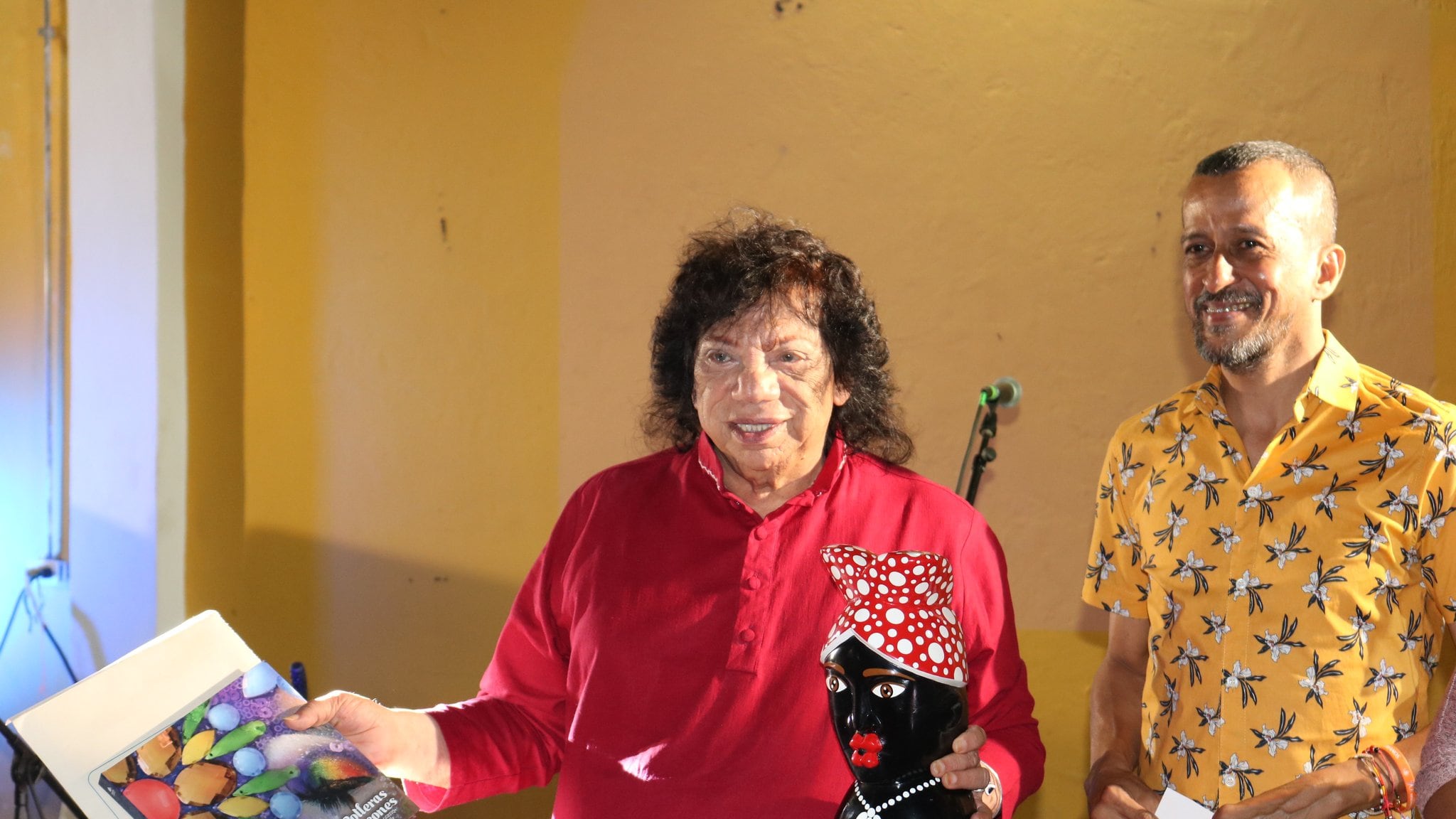 Jairo Polo, director de la Corporación Autónoma Gay junto Heriberto Mejía en el lanzamiento del libro.