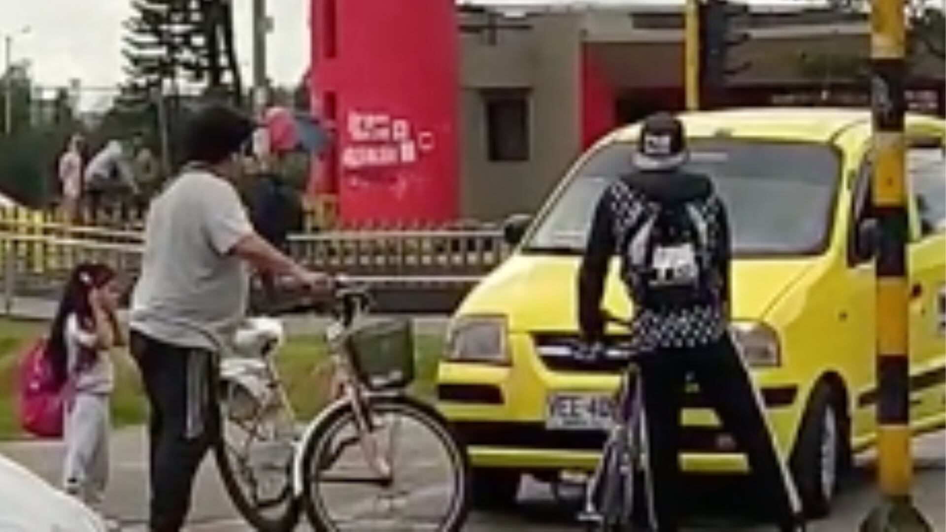 Taxista se subió en andén e Boogotá