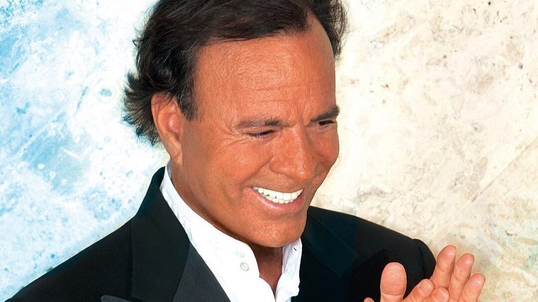 Desde ya los memes de Julio Iglesias se han apoderado de las redes sociales a solo pocos días de iniciar el mes de julio.