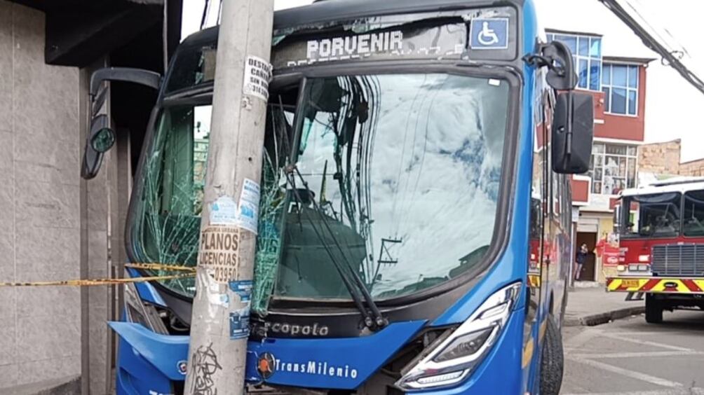 Foto bus del SITP se fue contra un poste en Bogotá y varios terminaron heridos.