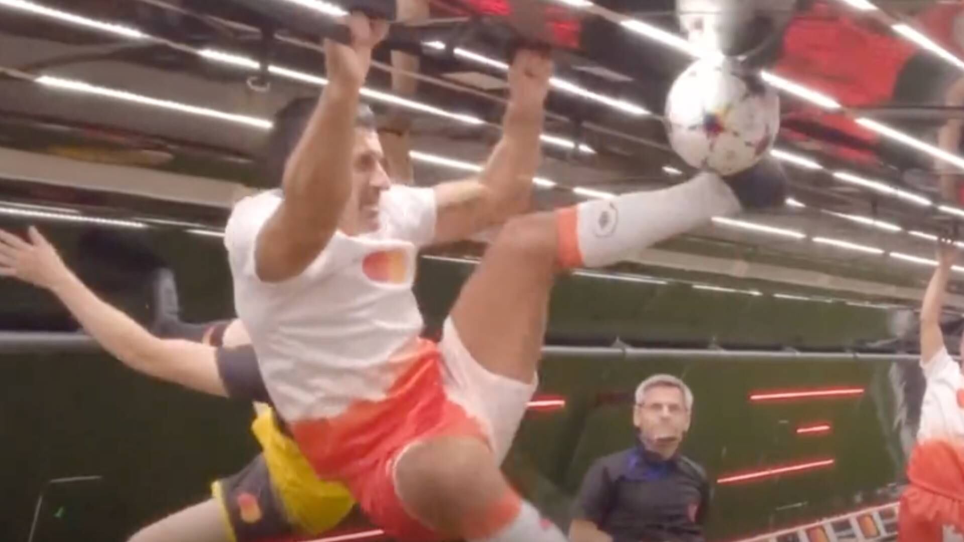 Luis Figo jugó fútbol a 6000 metros de altura