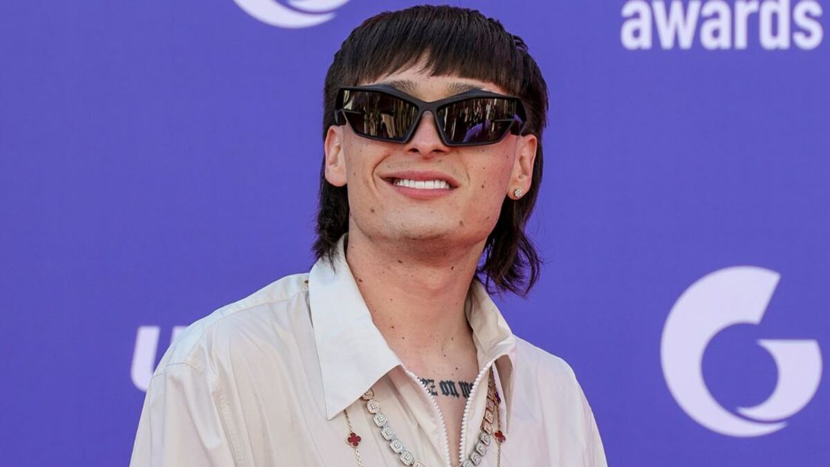 El ícono de los corridos demuestra que no solo las mujeres poseen una importante colección de prendas de lujo.