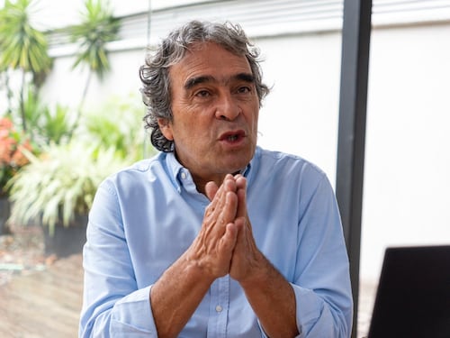 Sergio Fajardo le pidió a 30 colombianos que lo incluyeran en los grupos de WhatsApp de sus familias, ¿usted lo haría?