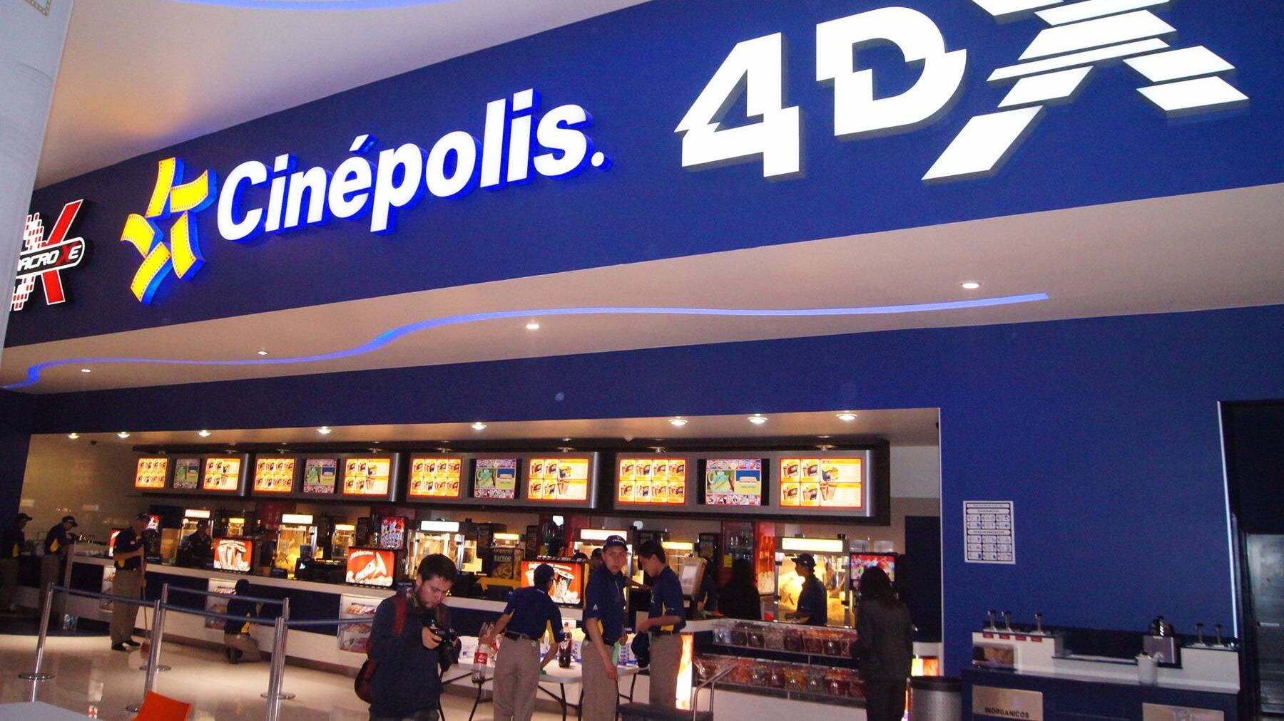 Huerta, ingeniero civil matemáti-co, cuenta que la tarde del jueves 9 él y su pareja fueron a Cinépolis La Reina (ex CineHoyts), después de salir de sus respectivos trabajos. El panorama lo habían conversado el día anterior porque hacía tiempo que no iban a ver una película.
Pasadas las 18 horas revisaron la cartelera por internet, vieron algunos adelantos y al final se decidieron por el filme infantil "Las aventuras de Maurice" cinta animada que cuenta la historia de un gato callejero que intenta estafar a una pandilla de ratones y a un niño que toca la gaita.
"No queríamos ver una película de adultos porque empezaban más tarde y eran muy largas, terminaban a la 1 de la mañana, como Ava-tar. Al otro día teníamos que trabajar temprano, así que optamos por esa que empezaba a las 20.20 horas y duraba una hora y media" dice el ingeniero de 30 años sobre la elección.