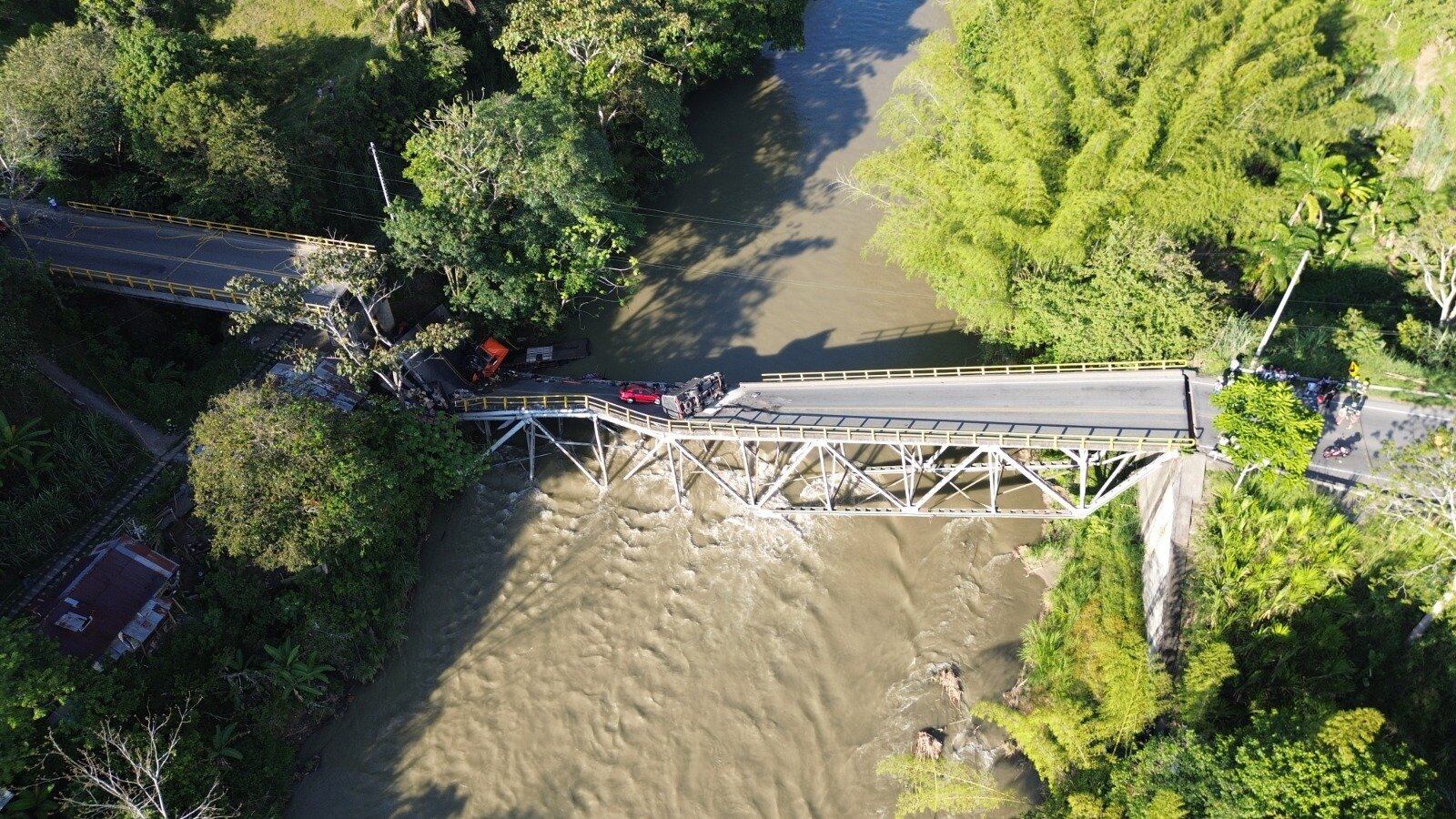 Videos muestran el rescate de conductores tras colapso de puente río La Vieja