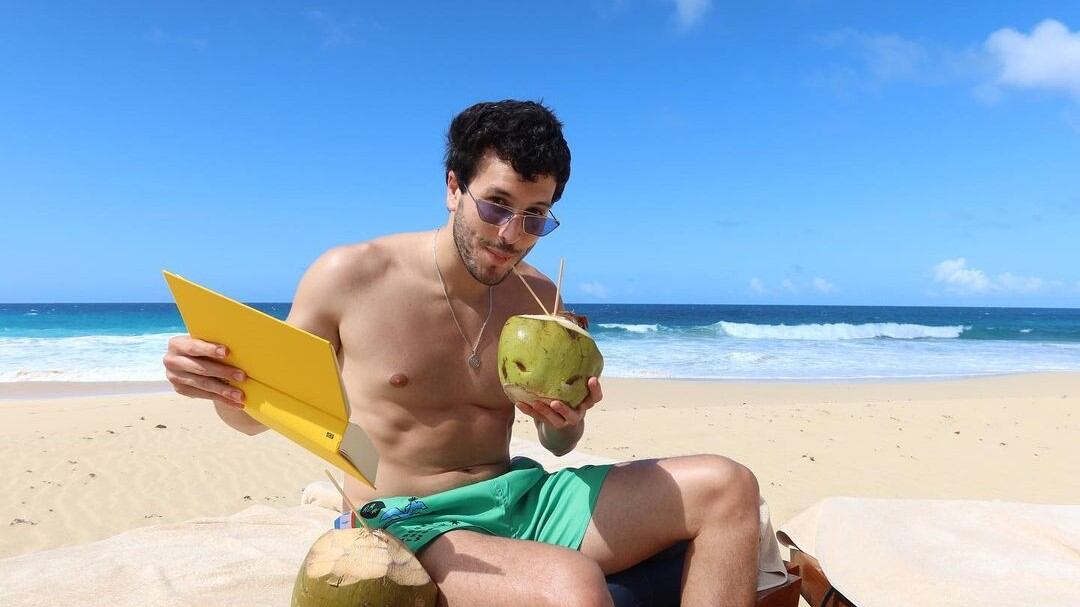 La comunidad digital de Sebastián Yatra no dejó pasar por alto un “enorme” detalle en una de sus más recientes fotografías.