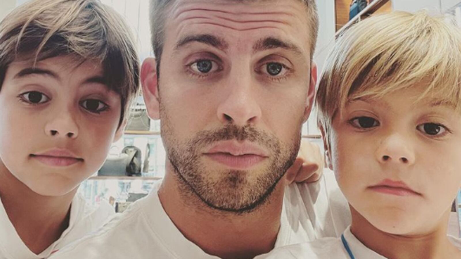 Esta es la mujer que acompaña a Gerard Piqué y sus hijos.