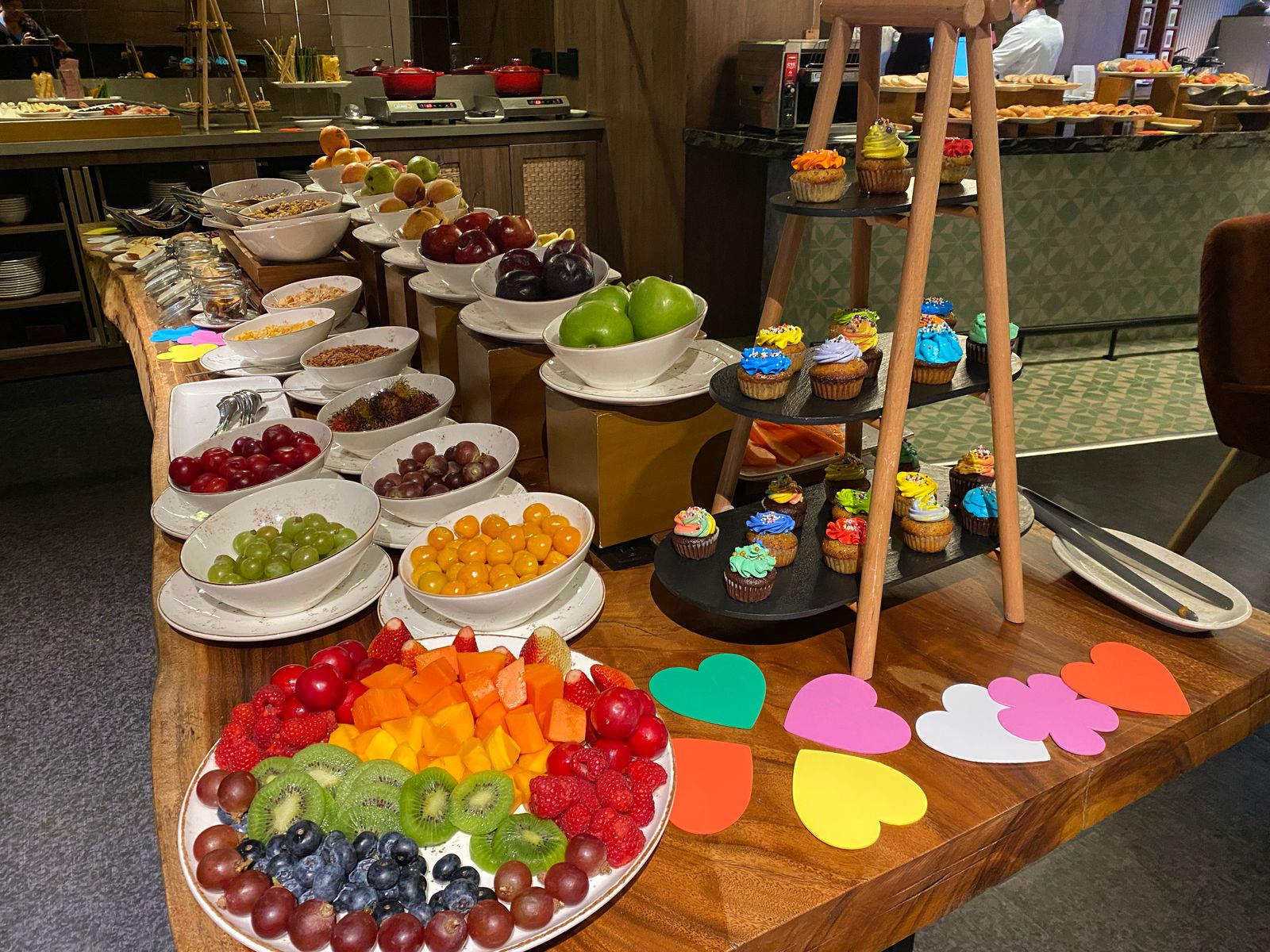 Desayuno multicolor del Hotel Avani en Bogotá.