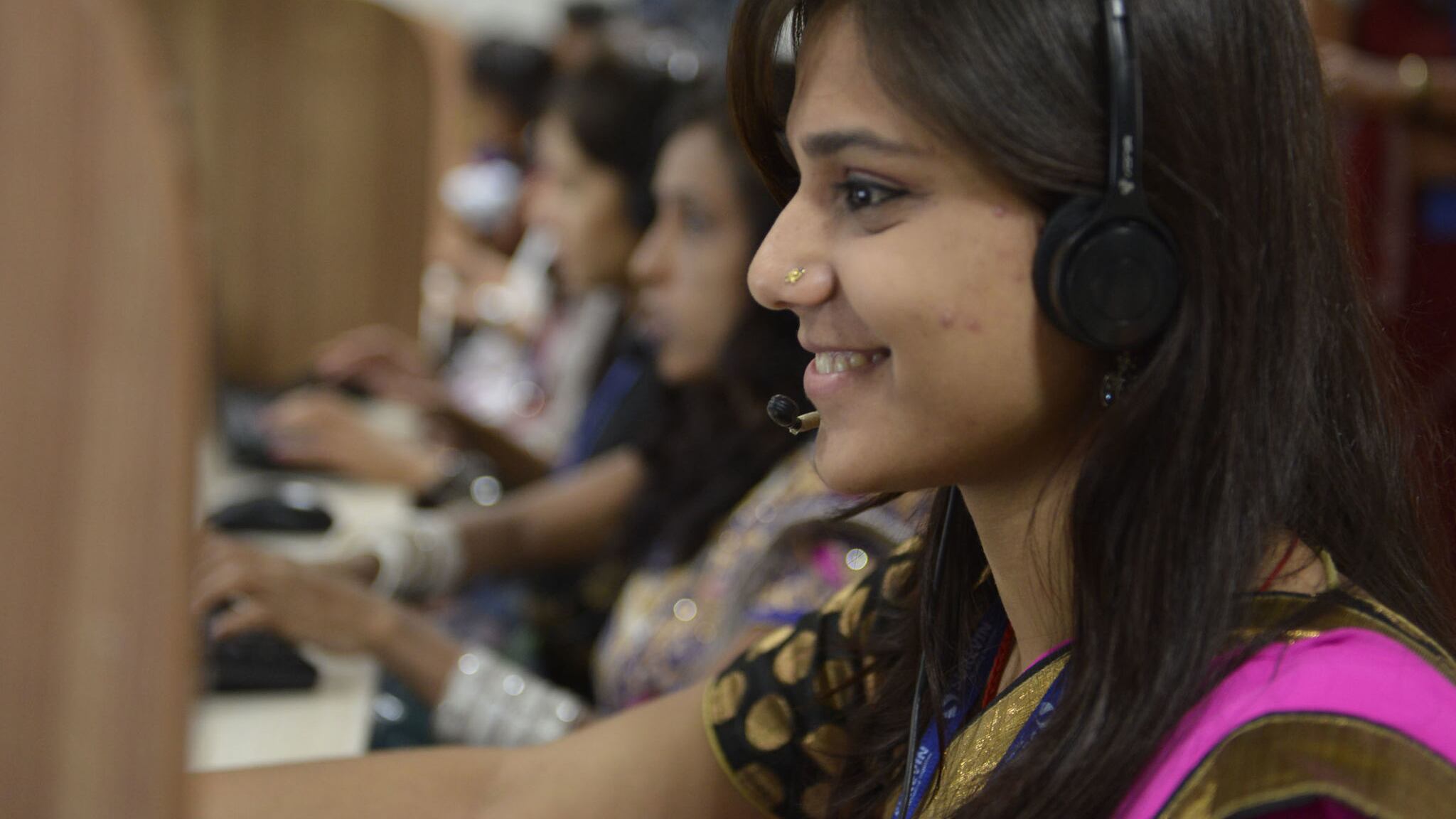 Los centros de llamadas están ubicados en India o Filipinas, por el menor costo para las llamadas.