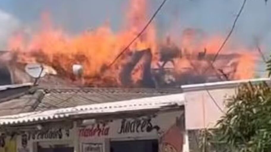 local ardió al caerle pirotecnia en procesión de la Virgen del Carmen.