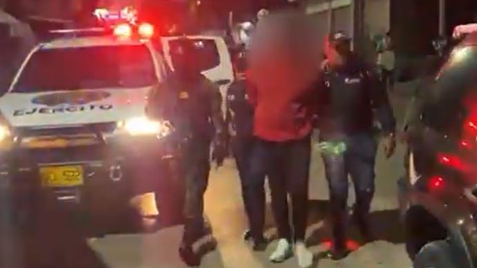 Foto del momento de la detención del hombre acusado de quemar a su pareja.