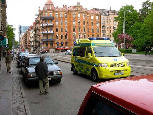 En Suecia las ambulancias interrumpirán la música de tu auto para que las escuches