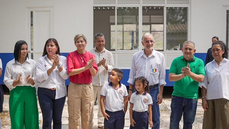 La primera dama Verónica Alcocer se refirió a su posible aspiración presidencial, en el Atlántico.