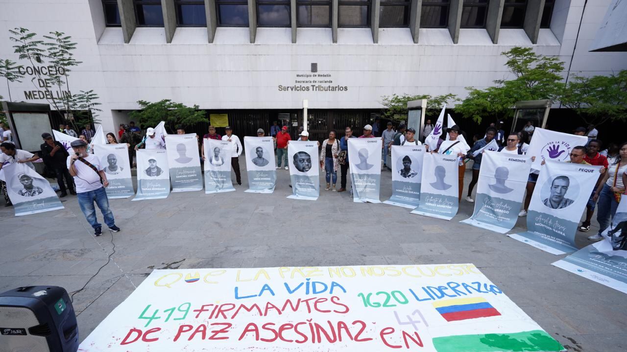 Duelo colectivo, acto en La Alpujarra de Medellín por los firmantes de paz y líderes sociales