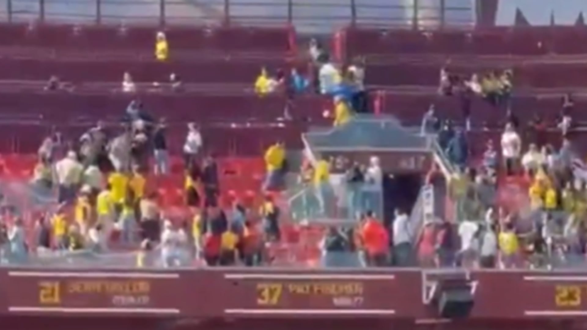Mal en la cancha y mal en las tribunas: Los hinchas se agarraron en Colombia vs Francia