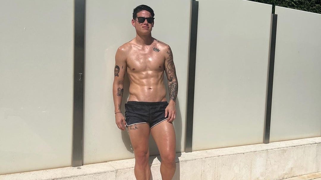 El futbolista James Rodríguez acostumbra a postear una que otra fotografía en short dejando ver cómo luce su cuerpo y cuando eso sucede estalla su Instagram