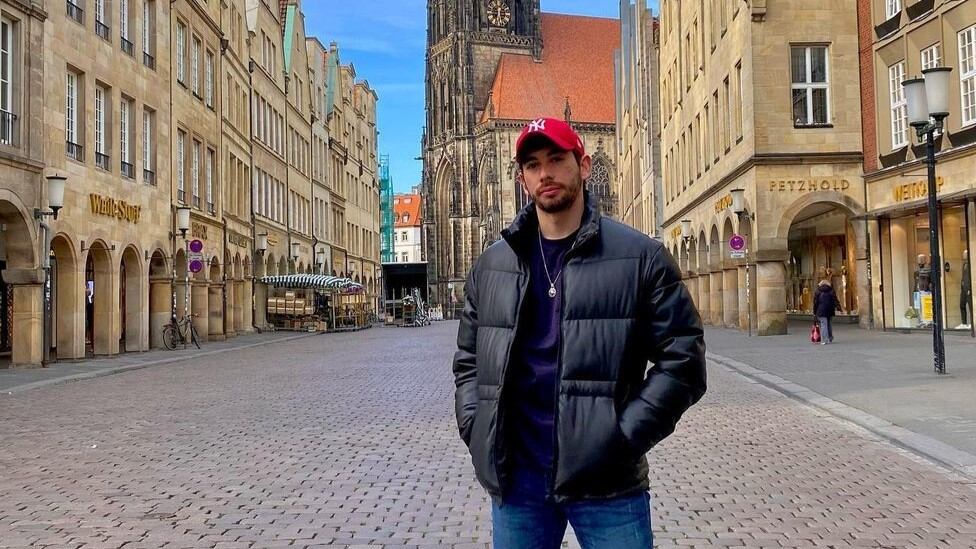 Una de las preguntas que le hacen al joven es si en Colombia existen los televisores y los celulares.