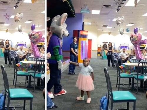 Mamá furiosa después de que mascota de Chuck E Cheese ignorase a su hija negra