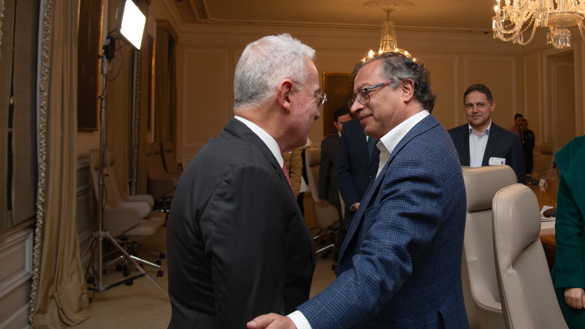 Reunión privada entre Gustavo Petro y Álvaro Uribe.