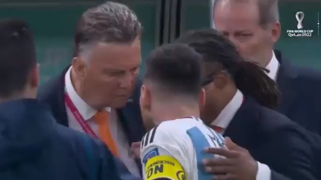 Lionel Messi encarando a Louis Van Gaal