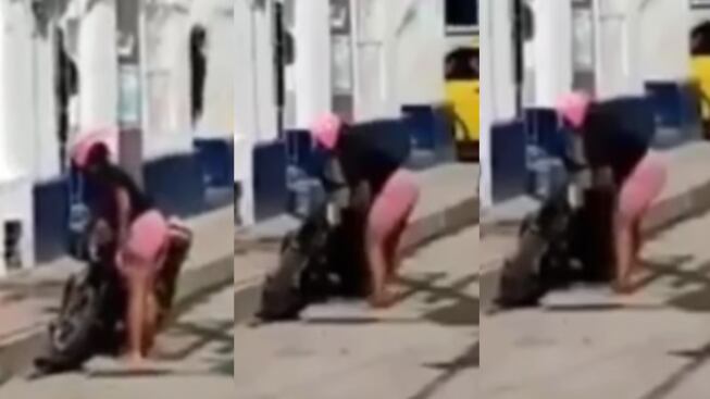 Mujer destruyó moto de su esposo parqueada en un motel.