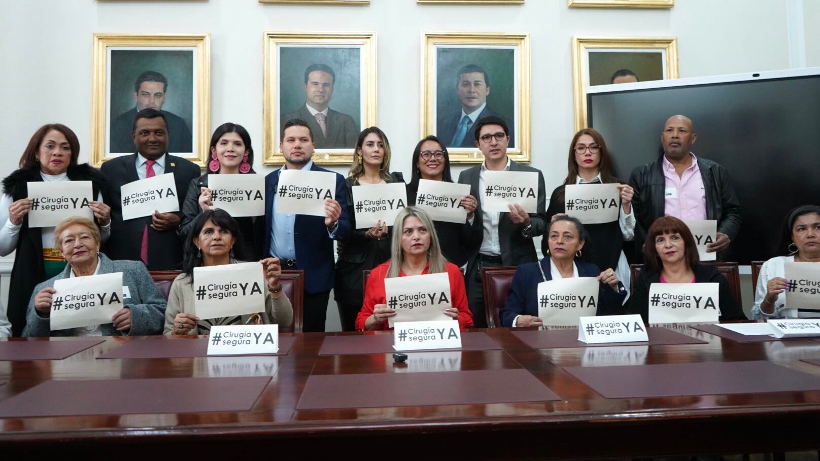 Congresistas radican proyecto de ley para regular procedimientos estéticos en Colombia.