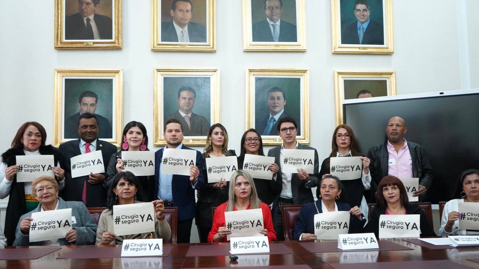 Congresistas radican proyecto de ley para regular procedimientos estéticos en Colombia.