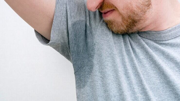 Aqui está a misturinha com vinagre branco para eliminar manchas de suor de camisetas