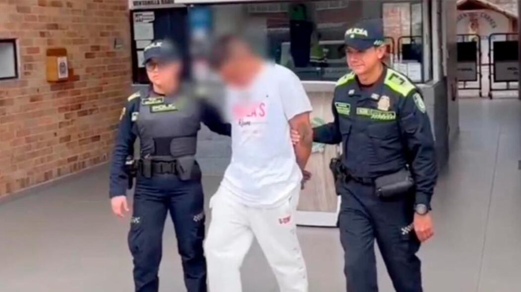 Capturan ladrón en flagrancia que estaba hurtando en un apartamento de Engativá.