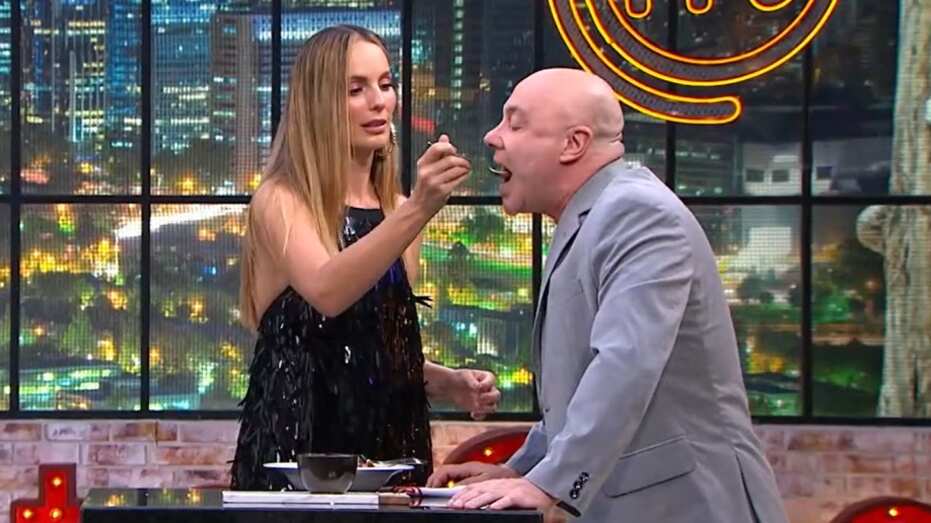 El chef Jorge Rausch quedó tan encantado con el plato que Claudia Bahamón le dio la cucharada en ‘MasterChef Colombia’.