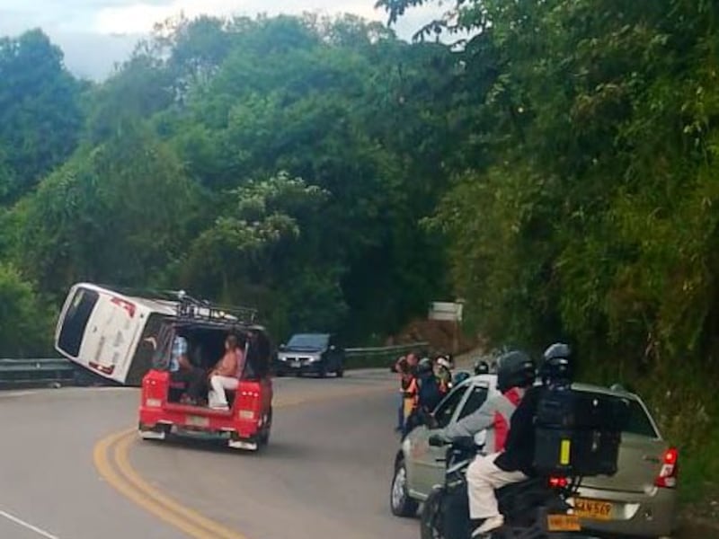 Grave accidente en vía a La Mesa: Bus intermunicipal se volcó en una curva y dejó varias personas heridas